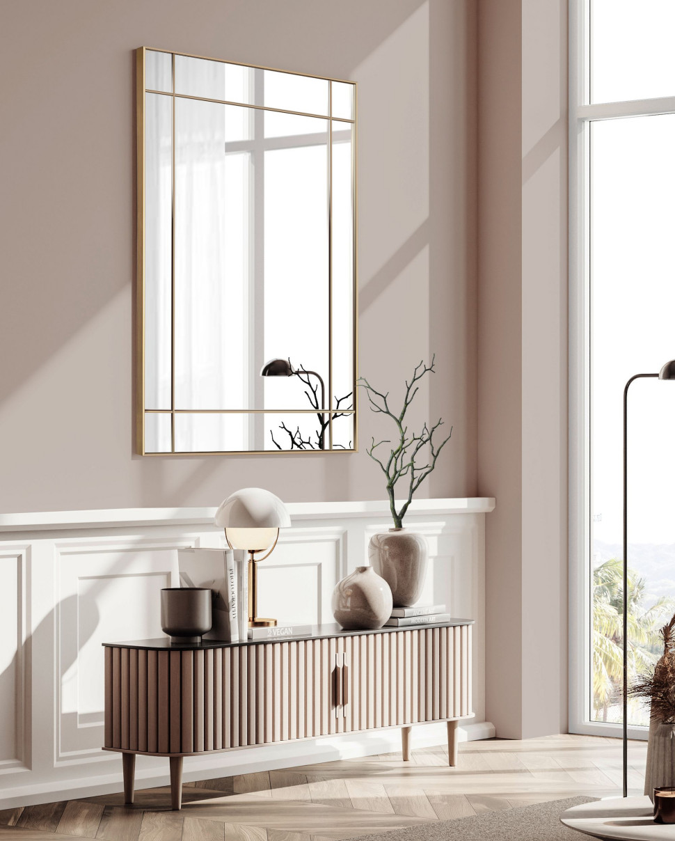 Lustro Credo z mosiężną ramą w salonie modern classic. Fot. GieraDesign