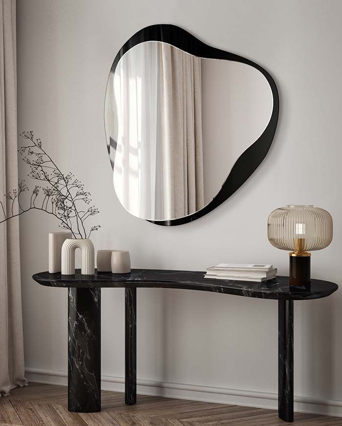 Lustro Amo w klasycznej aranżacji z konsolą w salonie Fot. GieraDesign