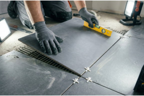 Czy układanie płytek jest trudne? Najczęściej przegrywa się z pośpiechem