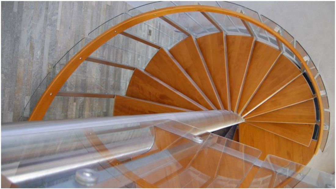 Dwa podesty, jeden mocny efekt - schody, które definiują całe wnętrze