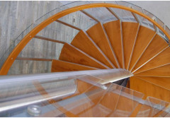 Dwa podesty, jeden mocny efekt - schody, które definiują całe wnętrze