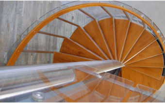 Dwa podesty, jeden mocny efekt - schody, które definiują całe wnętrze