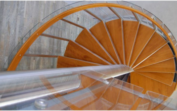 Dwa podesty, jeden mocny efekt - schody, które definiują całe wnętrze