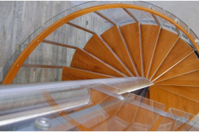 Dwa podesty, jeden mocny efekt - schody, które definiują całe wnętrze