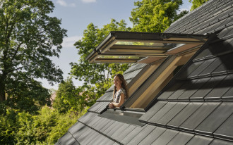 Panoramiczny widok i poczucie większej przestrzeni dzięki oknom klapowo-obrotowym