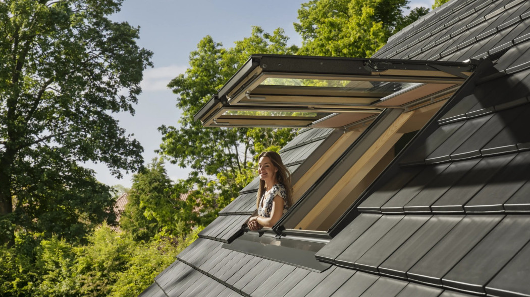 Panoramiczny widok i poczucie większej przestrzeni dzięki oknom klapowo-obrotowym