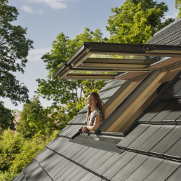 Panoramiczny widok i poczucie większej przestrzeni dzięki oknom klapowo-obrotowym