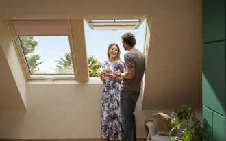 Nowe klapowo-obrotowe okna dachowe VELUX - panoramiczny widok i wysoki komfort użytkowania