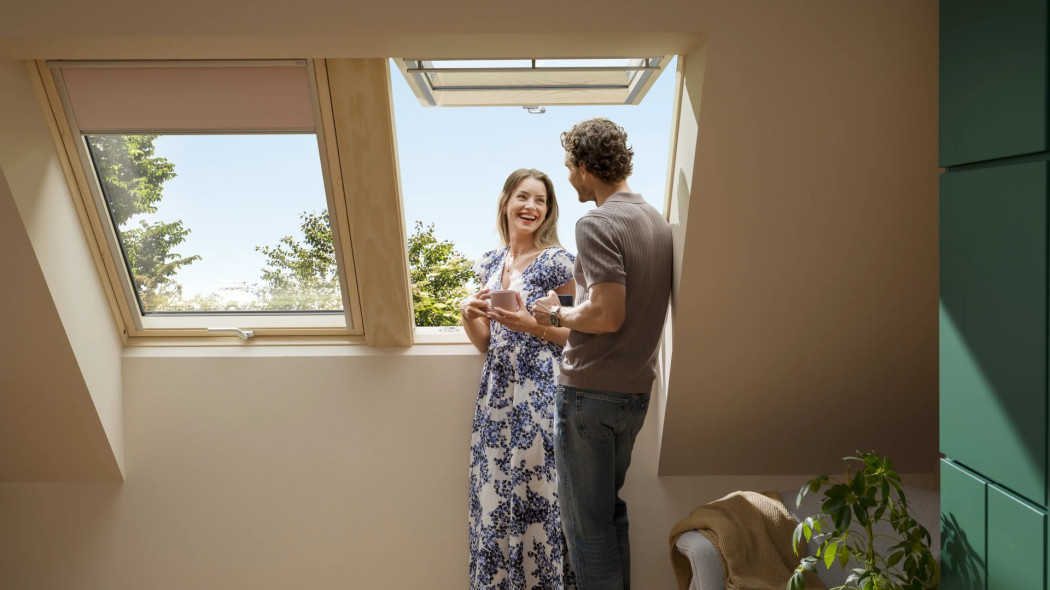 Nowe klapowo-obrotowe okna dachowe VELUX - panoramiczny widok i wysoki komfort użytkowania