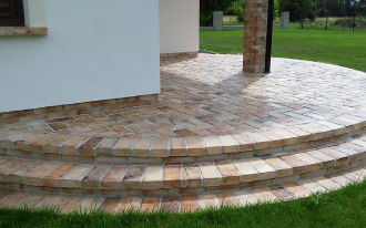 Nowa odsłona klasyki - płytki cementowe na taras