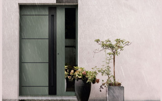 Drzwi wejściowe bez zadaszenia - swoboda projektowania bez kompromisów