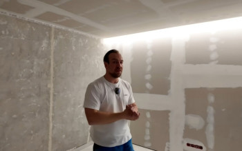 Sufit podwieszany z wnęką LED i zabudową karnisza. Zrób to dobrze!