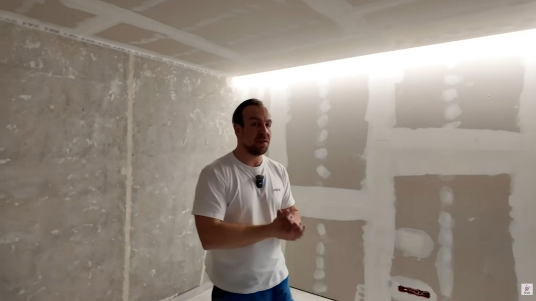 Sufit podwieszany z wnęką LED i zabudową karnisza. Zrób to dobrze!