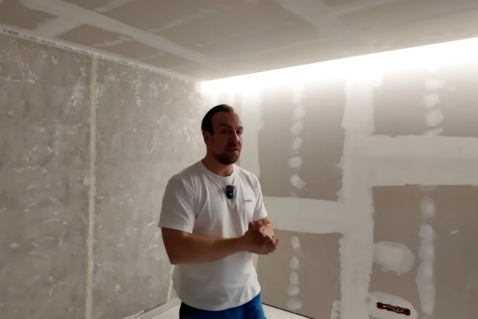 Sufit podwieszany z wnęką LED i zabudową karnisza. Zrób to dobrze!