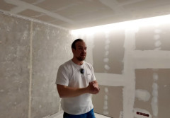 Sufit podwieszany z wnęką LED i zabudową karnisza. Zrób to dobrze!