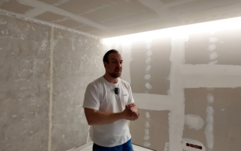 Sufit podwieszany z wnęką LED i zabudową karnisza. Zrób to dobrze!