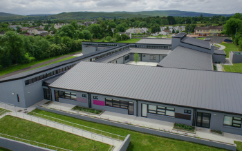 Membrana dachowa Bauder jak blacha na rąbek. Nowoczesny wygląd, trwałość i szybki montaż