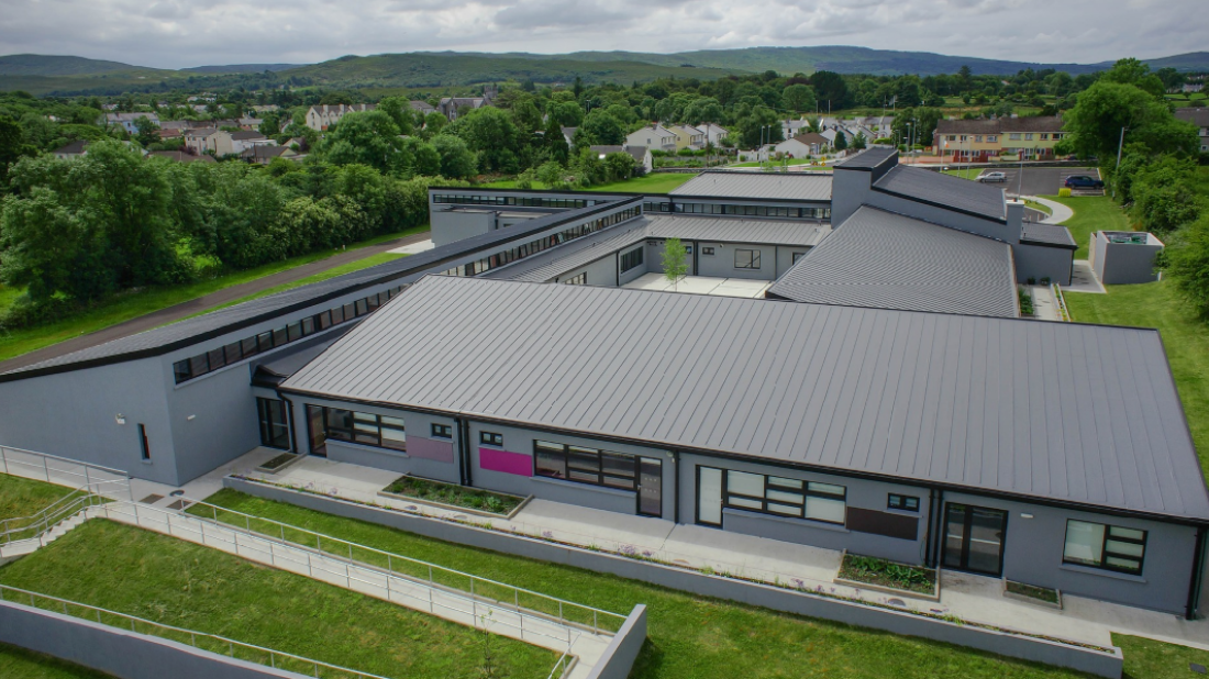 Membrana dachowa Bauder jak blacha na rąbek. Nowoczesny wygląd, trwałość i szybki montaż