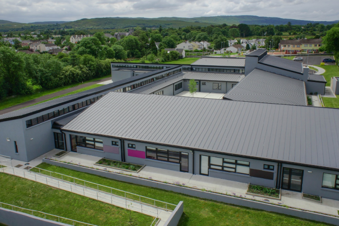 Membrana dachowa Bauder jak blacha na rąbek. Nowoczesny wygląd, trwałość i szybki montaż