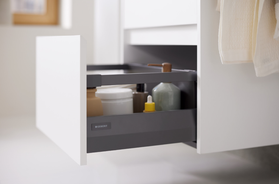 Ciche domykanie: Wszystkie szuflady w serii Geberit Selnova Square wyposażono w mechanizm soft-close, który zapewnia płynne i bezgłośne zamykanie