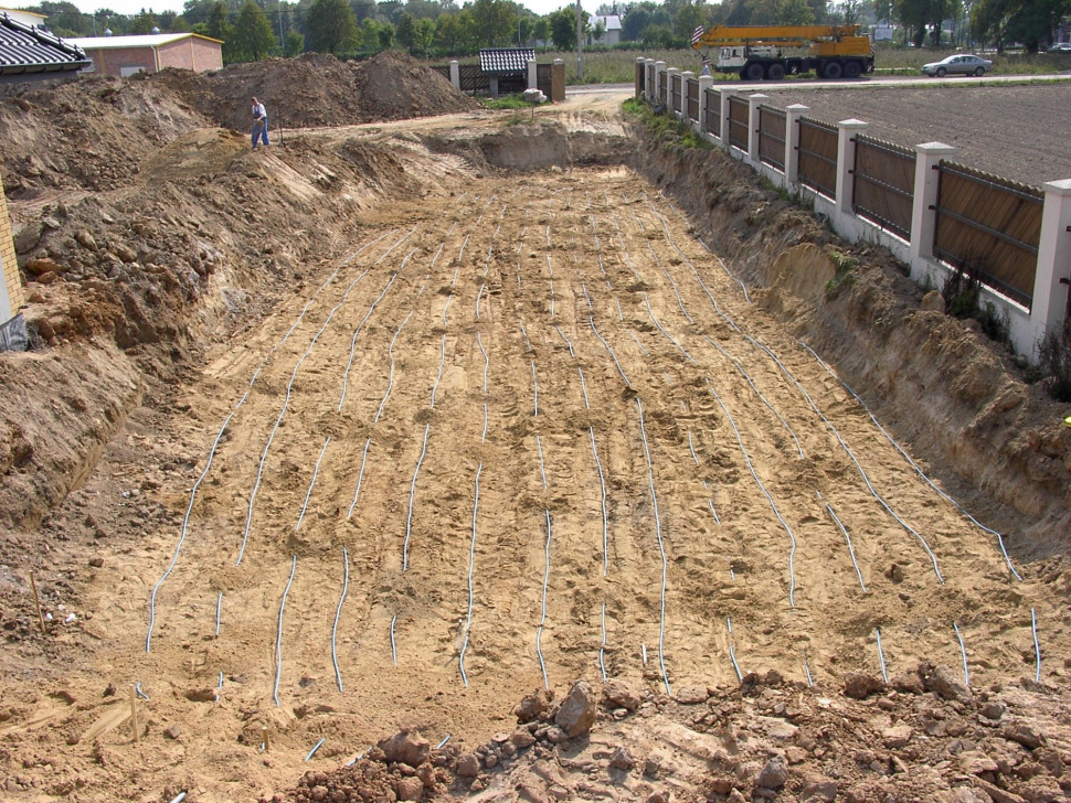 Poziomy kolektor gruntowy nie jest trudny
do wykonania, jednak zajmuje bardzo dużo
Poziomy kolektor gruntowy nie jest trudny do wykonania, jednak zajmuje bardzo dużo miejsca. (fot. Clima Comfort)