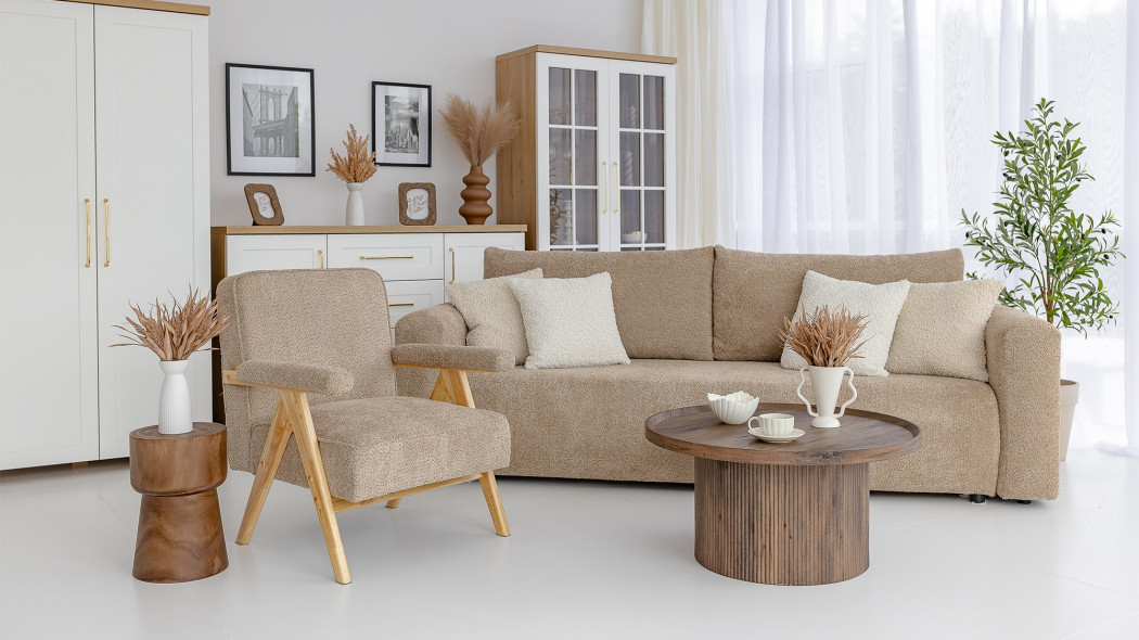 Jak ocieplić jasny salon, aby wyglądał lekko i stylowo?