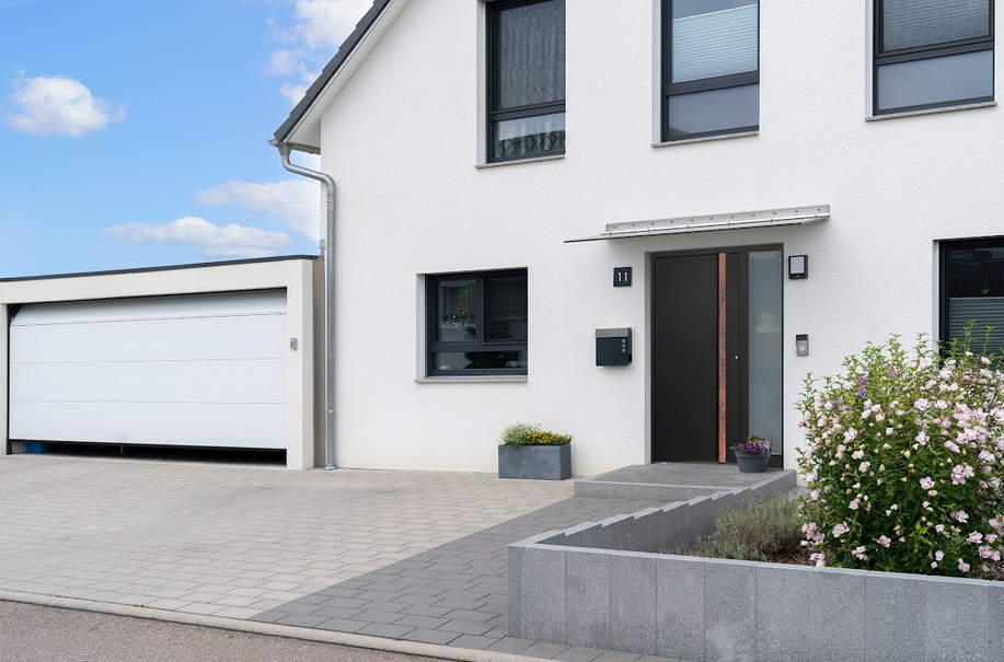 Wykonane z aluminium drzwi zewnętrzne ThermoSafe są najlepszym wyborem do domów energooszczędnych