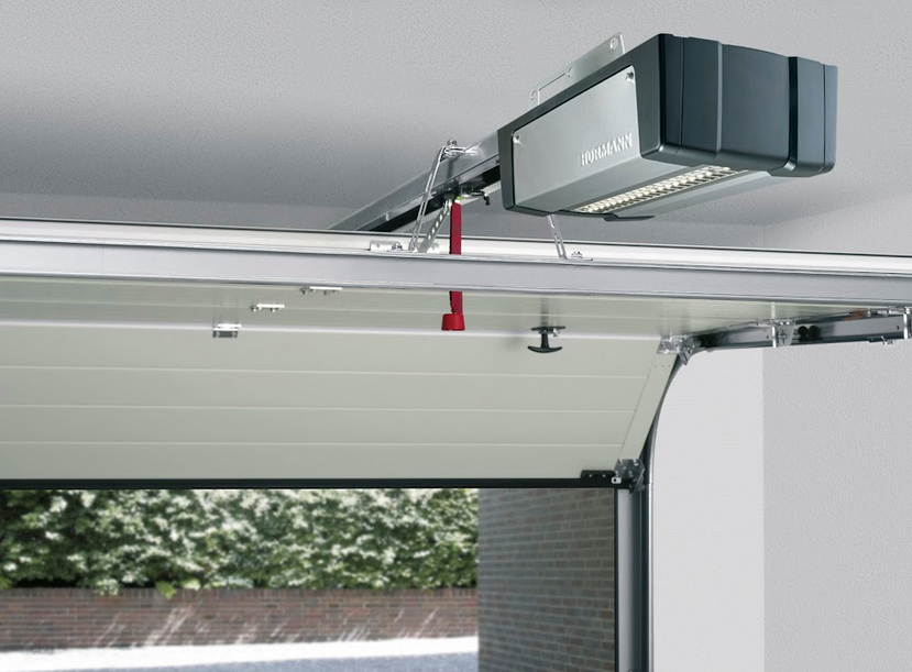 W oszczędzaniu energii znaczenie ma czas otwierania bramy garażowej. Warto o tym pamiętać i dobrać do niej właściwy napęd 