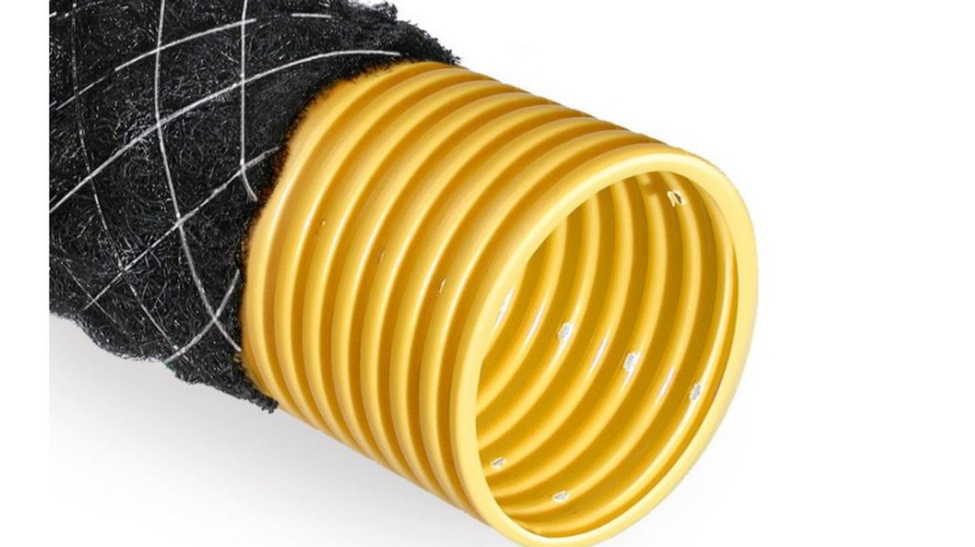 Rury drenarskie z otuliną czy bez? Dowiedz się, jak uniknąć zamulenia drenażu i ochronić fundamenty