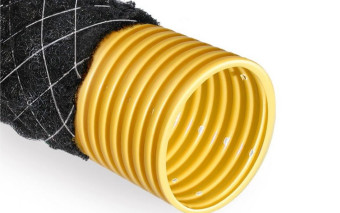 Rury drenarskie z otuliną czy bez? Dowiedz się, jak uniknąć zamulenia drenażu i ochronić fundamenty