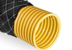 Rury drenarskie z otuliną czy bez? Dowiedz się, jak uniknąć zamulenia drenażu i ochronić fundamenty