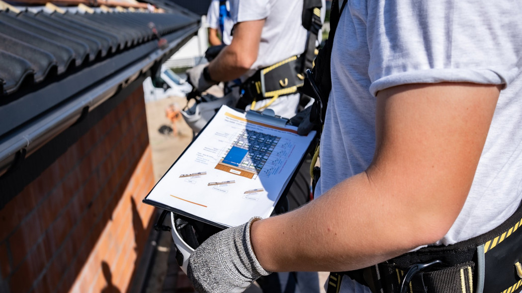 Dekarz musi czuć się pewnie - wywiad z Jarosławem Kostrzewą, kierownikiem swisspor AKADEMIA