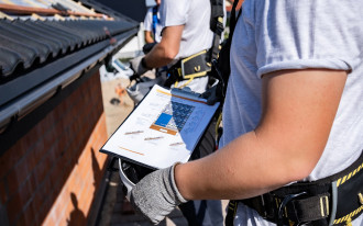 Dekarz musi czuć się pewnie - wywiad z Jarosławem Kostrzewą, kierownikiem swisspor AKADEMIA