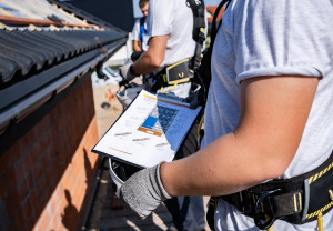 Dekarz musi czuć się pewnie - wywiad z Jarosławem Kostrzewą, kierownikiem swisspor AKADEMIA