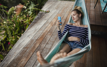 Drewniany taras stracił kolor po zimie? Sprawdź, jak go skutecznie odnowić