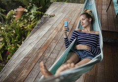 Drewniany taras stracił kolor po zimie? Sprawdź, jak go skutecznie odnowić