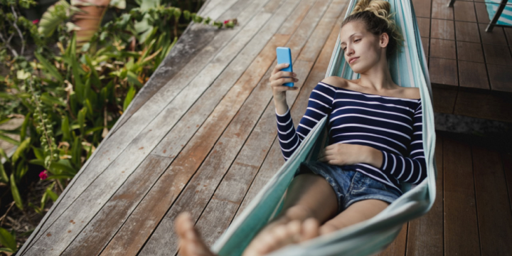 Drewniany taras stracił kolor po zimie? Sprawdź, jak go skutecznie odnowić