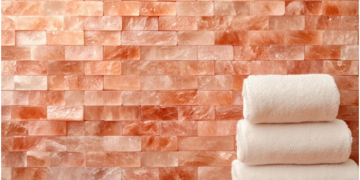 Ściana solna w domu - modny detal czy realny komfort?