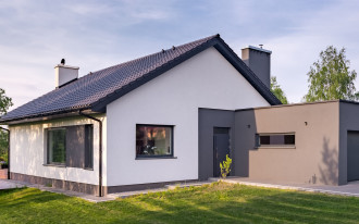 Z czego zrobić cokół wokół domu? Tynk mozaikowy dobrze chroni dolną część elewacji