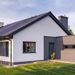 Z czego zrobić cokół wokół domu? Tynk mozaikowy dobrze chroni dolną część elewacji