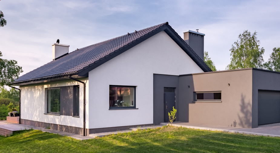 Z czego zrobić cokół wokół domu? Tynk mozaikowy dobrze chroni dolną część elewacji