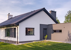 Z czego zrobić cokół wokół domu? Tynk mozaikowy dobrze chroni dolną część elewacji