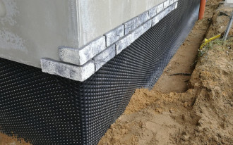 Hydroizolacja fundamentów bez błędów. Ochrona domu przed wodą i wilgocią