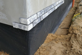 Hydroizolacja fundamentów bez błędów. Ochrona domu przed wodą i wilgocią