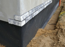 Hydroizolacja fundamentów bez błędów. Ochrona domu przed wodą i wilgocią