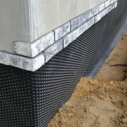 Hydroizolacja fundamentów bez błędów. Ochrona domu przed wodą i wilgocią