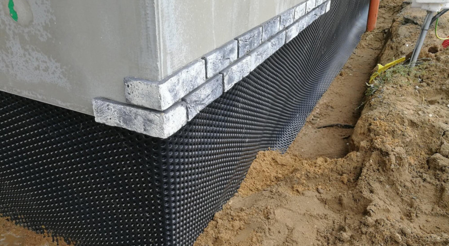 Hydroizolacja fundamentów bez błędów. Ochrona domu przed wodą i wilgocią
