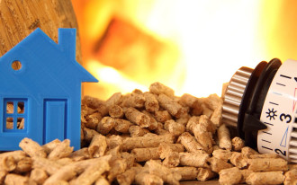 Ile kosztują pellet, węgiel i drewno w kwietniu 2026? Czy to dobry moment na zapasy?