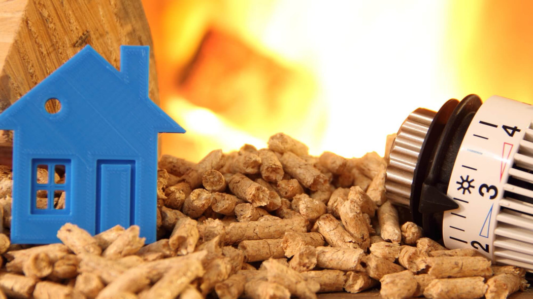 Ile kosztują pellet, węgiel i drewno w kwietniu 2026? Czy to dobry moment na zapasy?