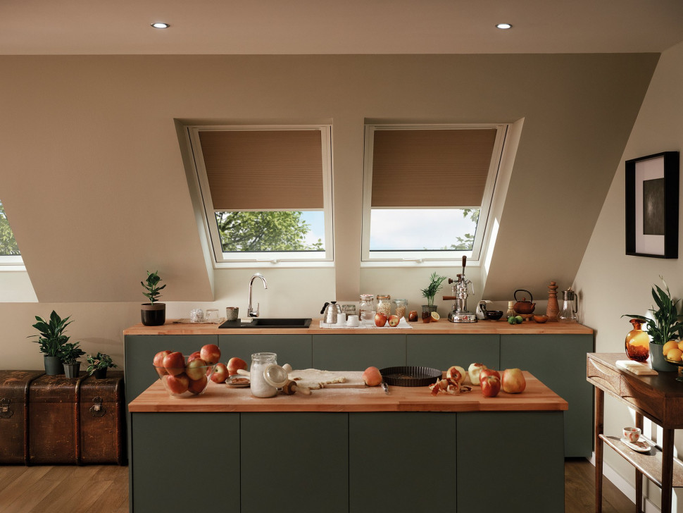 Dodatki do okien dachowych tworzą przytulny klimat wnętrza, zapewniając idealne połączenie światła, prywatności i stylu.